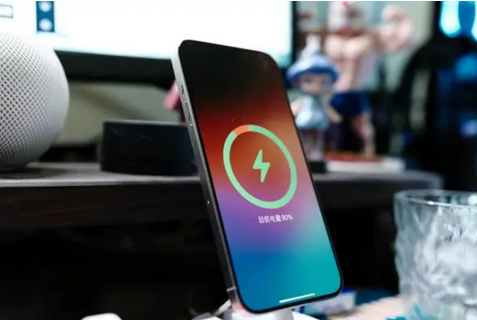 峡江苹果15换屏服务分享用什么充电器给iPhone15充电更好 